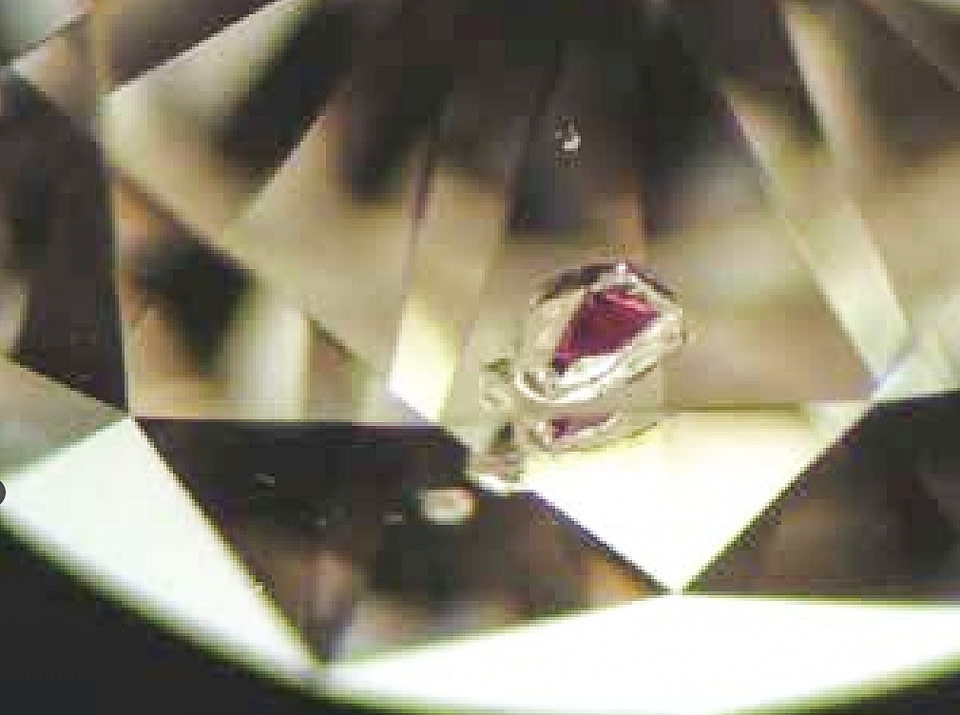 赤いガーネットの原石がダイヤモンドに入り込んでしまったところ2枚目