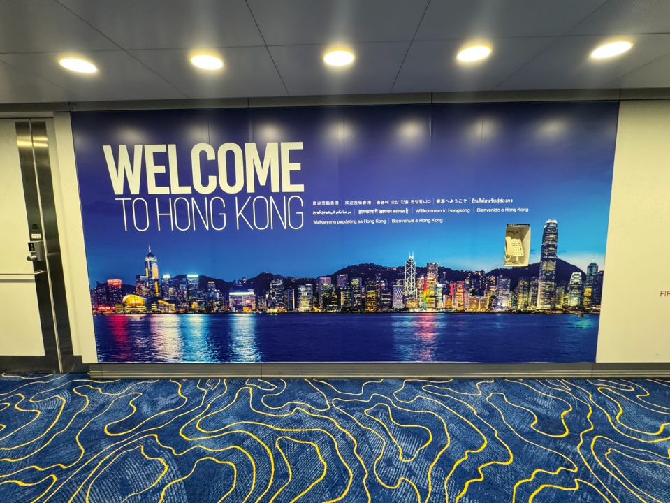 飛行機で香港へ到着