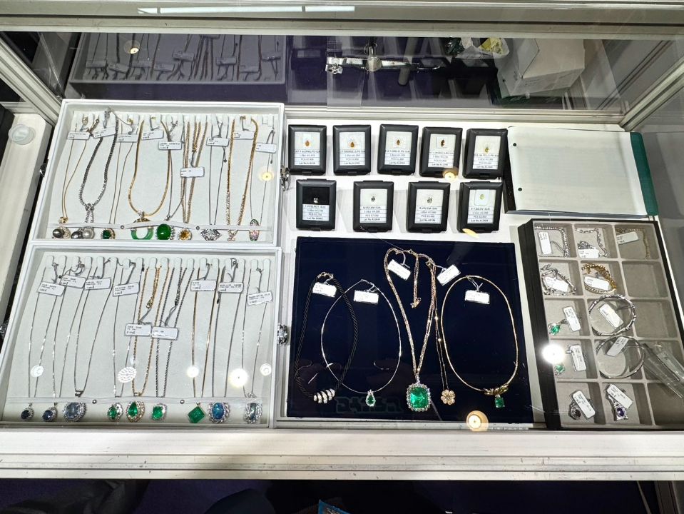 香港ジュエリーショーで販売した様々なJewelry