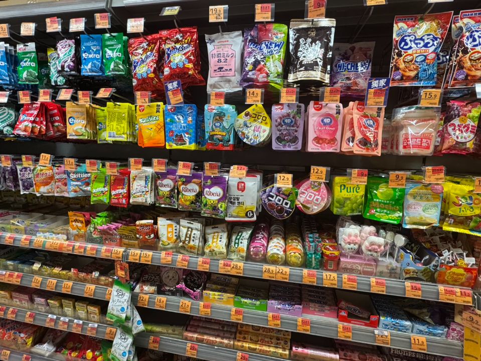 香港のお菓子売り場に日本のお菓子も