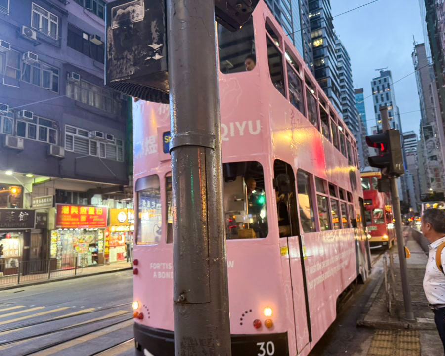 香港のピンクの2階建てバス