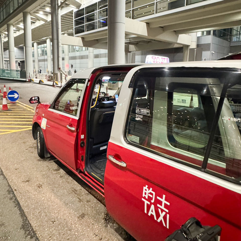 香港の赤いタクシー