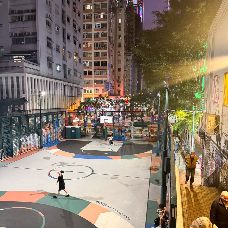 香港の街中ではバスケットボールも