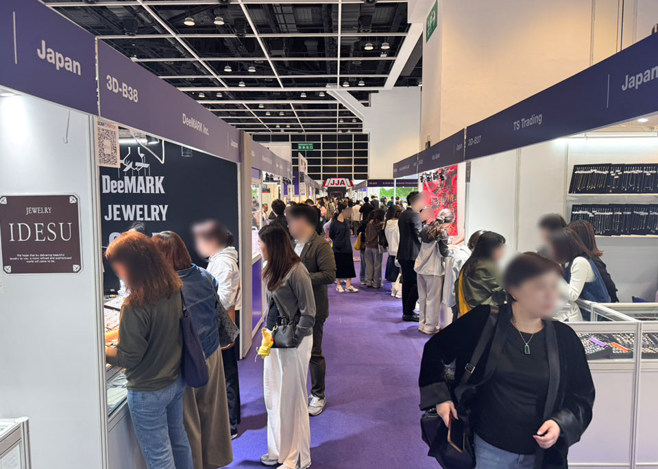 香港ジュエリーショーの会場の人々