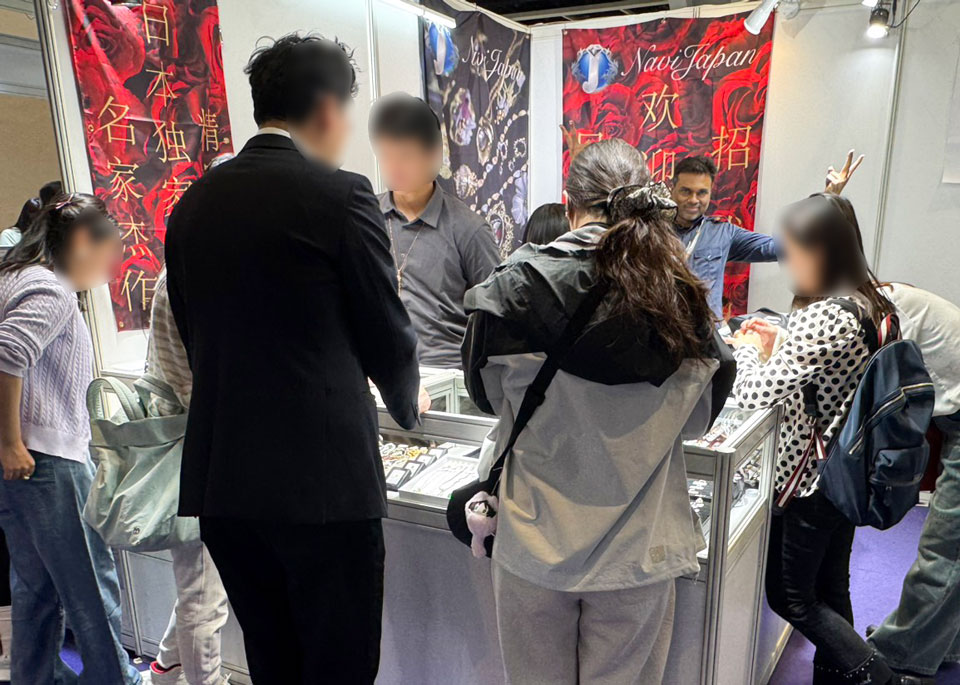 香港ジュエリーショーで社長のブースの様子