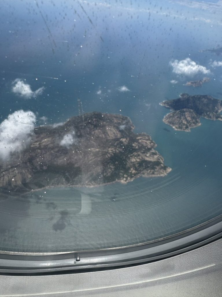 飛行機の中からの景色で島