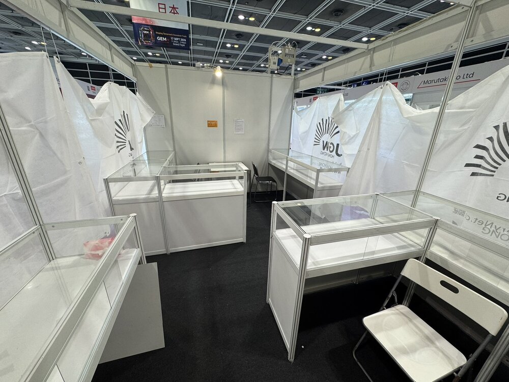 香港ジュエリーショーで出展準備している私たちのブース