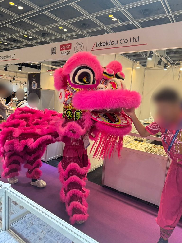 香港ジュエリーショーのピンクの獅子舞