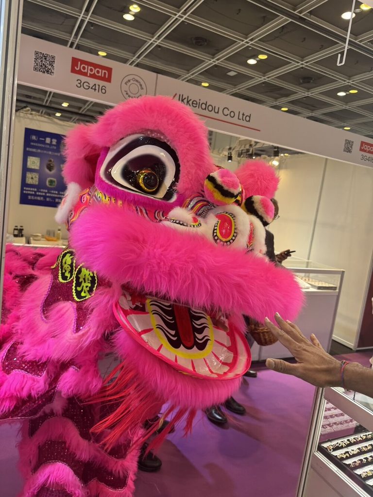 香港ジュエリーショーのピンクの獅子舞