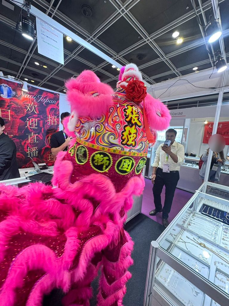 香港ジュエリーショーのピンクの獅子舞