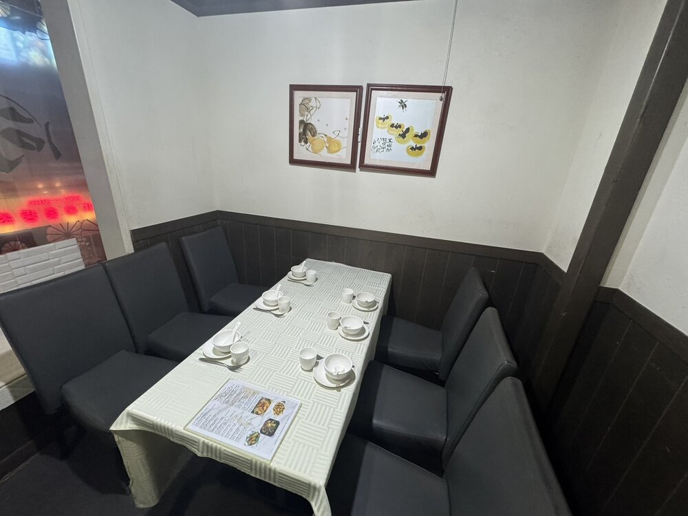 香港のベジタリアン料理店の席