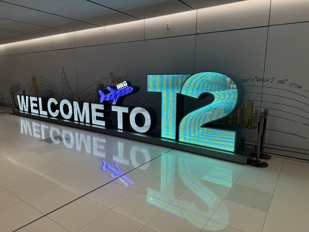 香港空港のWELCOME TO T2の案内
